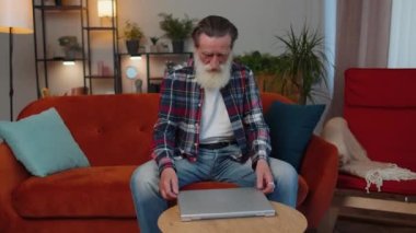Büyükbaba serbest çalışan yaşlı adam sınıfa girer ve kanepeye oturur, dizüstü bilgisayarı açar. Yaşlı emekli büyükbaba defter üzerinde çalışıyor, mesajlar gönderiyor, online alışverişler yapıyor, film seyrediyor.