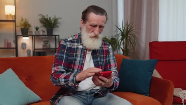Senior Starý Děda Používá Smartphone Psaní Prohlížení Ztrácí Stává Překvapený — Stock video