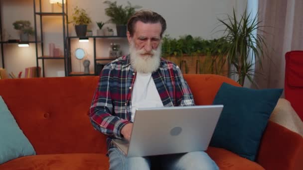 Senior Old Grandfather Man Sits Sofa Closing Laptop Finishing Work — Video Stock