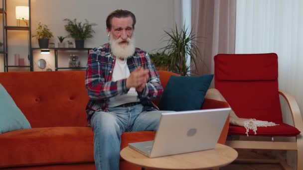 Senior Old Grandfather Sitting Couch Looking Laptop Making Video Webcam — Vídeo de Stock