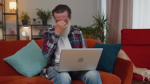 Уставший Старший Дед Фрилансер Пользуется Ноутбуком Страдает Головной Боли Напряжения — стоковое видео