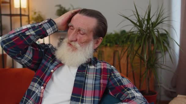 Close Sad Sick Senior Old Grandfather Man Home Looks Pensive — Vídeos de Stock