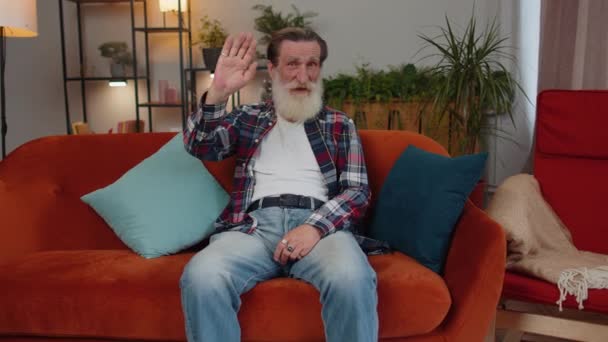 Anciano Anciano Abuelo Sonriendo Amigable Cámara Saludando Con Las Manos — Vídeos de Stock