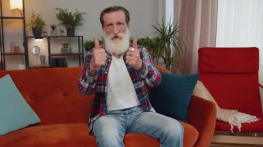 İyi iş çıkardın. Yaşlı büyükbaba onaylıyor ve onaylıyor, başarılı bir iş çıkarıyor, modern bir evde tatmin oluyor. Emekli yaşlı emekliler kanepede oturuyor.