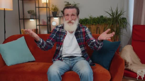 Почему Старший Дедушка Поднимает Руки Негодовании Спрашивает Причину Неудачи Демонстрирует — стоковое видео