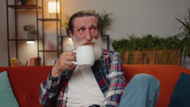Atrakcyjny Uśmiechnięty Staruszek Pijący Rano Filiżankę Ciepłej Kawy Lub Herbatę — Wideo stockowe