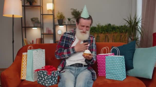 Счастливый Дедушка Носит Праздничную Шляпу День Рождения Держать Кекс Делает — стоковое видео