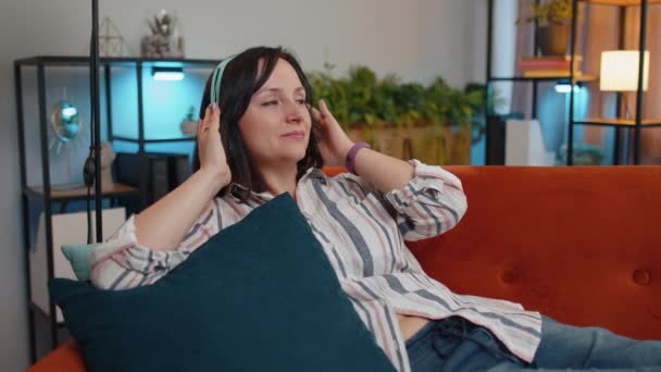 Glücklich Entspannte Überglückliche Junge Frau Mit Kabellosen Kopfhörern Die Hause — Stockvideo
