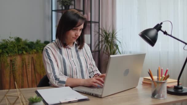 Nadšení Mladá Žena Volné Noze Kanceláři Pracuje Notebookem Výkřik Radosti — Stock video