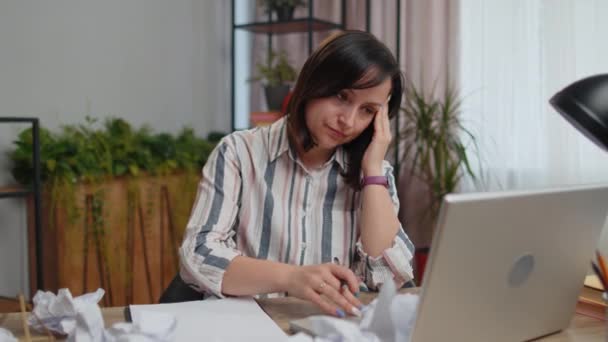 Una Giovane Donna Triste Che Lavora Casa Mette Scrivere Sulla — Video Stock