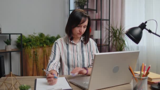 Młoda Kobieta Bizneswoman Analizując Dokumenty Czytanie Faktur Kontraktowych Lub Raportu — Wideo stockowe