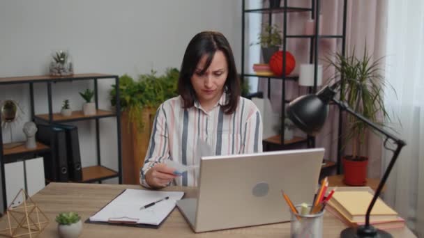 Zestresowana Młoda Bizneswoman Pracująca Laptopie Biurze Domowym Rzucająca Papierami Rachunki — Wideo stockowe