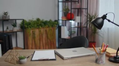 Genç iş kadını serbest çalışan ofis odasına girer, masaya oturur, dizüstü bilgisayarı açar. Kız öğrenci defter üzerinde çalışır, mesajlar gönderir, çevrimiçi alışverişler yapar, öğrenim, e-öğrenme, uzak iş