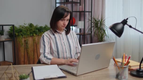 Молода Жінка Бізнес Леді Сидить Столі Закриваючи Ноутбук Після Закінчення — стокове відео