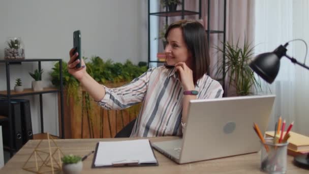 Mladá Žena Blogger Přičemž Selfie Portréty Smartphone Pro Sociální Média — Stock video