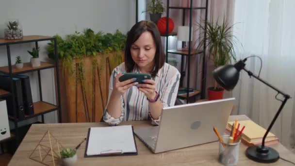 Endişeli Genç Bayan Kadını Heyecanlı Bir Şekilde Akıllı Telefondan Oyun — Stok video