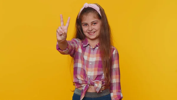 Szczęśliwy Nastolatek Dziecko Dziewczynka Pokazuje Znak Zwycięstwa Mając Nadzieję Sukces — Zdjęcie stockowe