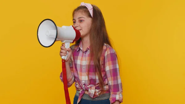 Genç Kız Çocuk Megafonla Konuşuyor Haberleri Duyuruyor Yüksek Sesle Reklam — Stok fotoğraf