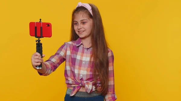 Junge Frühkindliche Bloggerin Macht Selfie Auf Smartphone Selfie Stick Und — Stockfoto