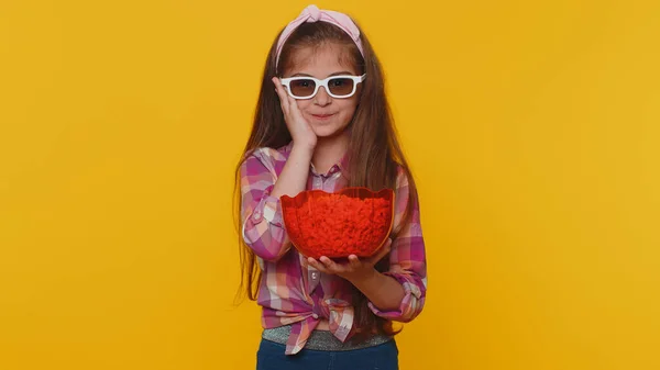 Kleine Kleinkindmädchen Hemd Essen Popcorn Schauen Sich Mit Brille Komödienfilme — Stockfoto