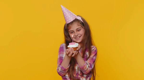 Happy Young Preteen Child Girl Kid Wears Festive Birthday Hat — Zdjęcie stockowe