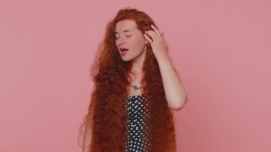 - Seni duyamıyorum. - Ne? Kızıl saçlı kadın seni duymaya çalışıyor, kafası karışmış ve kaşlarını çatmış bir halde, daha yüksek sesle konuşmak için kolunu kulağının yakınında tutuyor, tekrar etmek istiyor, bilgi almak istiyor, sağırlık. Pembe arka plandaki kız