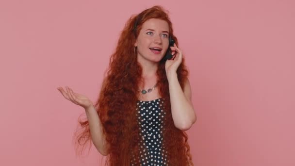 Lachende Jonge Roodharige Vrouw Met Een Headset Freelance Werknemer Callcenter — Stockvideo