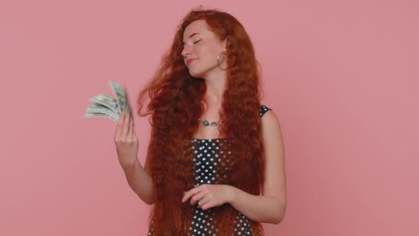 Mulher Jovem Ruiva Segurando Dinheiro Dinheiro Notas Dólar Celebrar Dança — Vídeo de Stock