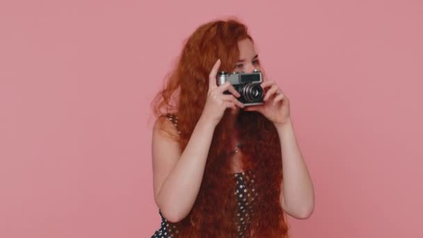 Rudowłosa Młoda Kobieta Fotograf Turystyczny Czarnej Sukience Sukni Robienie Zdjęć — Wideo stockowe
