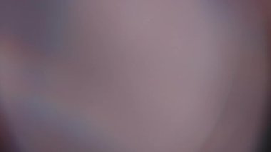 Çok renkli ışık siyah arkaplanda 4K görüntü sızdırıyor. Stüdyoda gaz sızıntısı var. Doğal aydınlatma ışınları bokeh etkisi. Çekimlerinizi birleştirmek, videoyu biçimlendirmek, geçişlerinizi