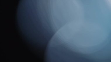 Işık sızıntısı 4K görüntüsü. Lens parlaklığı bokeh örtüleri, yanan alev arka planı. Görüntülerinizi birleştirmek, videoyu biçimlendirmek, dönüşümleri sağlamak için. Odaklanmış lamba flaş ışını etkisi. Işık titreşimleri ve ışıltı