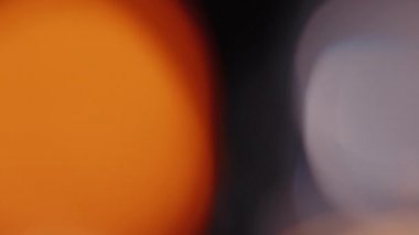 Işık sızıntısı 4K görüntüsü. Lens parlaklığı bokeh örtüleri, yanan alev arka planı. Görüntülerinizi birleştirmek, videoyu biçimlendirmek, dönüşümleri sağlamak için. Odaklanmış lamba flaş ışını etkisi. Işık titreşimleri ve ışıltı
