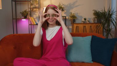 Çocuk serbest çalışan, elinde iki altın sikke tutan başarılı bir programcı. Borsa simsarı çevrimiçi ticaret operasyonlarını izledikten sonra bitcoin kazanıyor. Artan zenginlik, artan mali refah