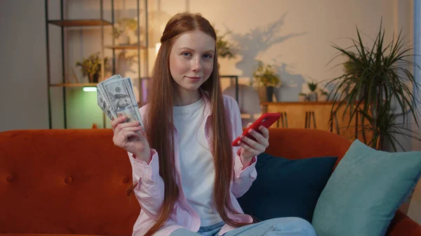 Planning Family Budget Smiling Young Teen Child Girl Showing Money — Stockfoto