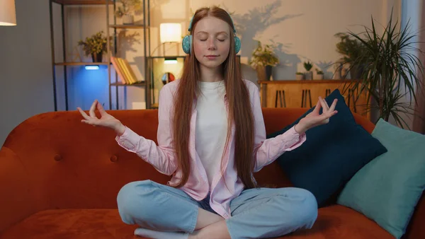 Acalma Relaxa Equilíbrio Interior Jovem Ruiva Criança Menina Respira Profundamente — Fotografia de Stock