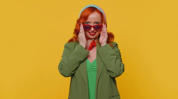 Alegre Encantadora Pelirroja Mujer Adulta Chaqueta Vestido Sonriendo Mirando Cámara — Foto de Stock