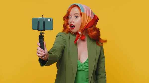 Wow Réaction Blogueuse Rousse Impressionnée Prenant Selfie Sur Bâton Selfie — Photo