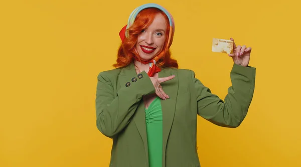 Redhead Mladá Žena Zobrazující Plastové Kreditní Karty Reklamu Převádění Peněz — Stock fotografie