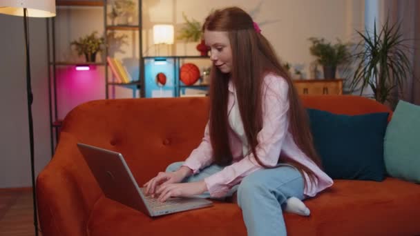 Jovem Menina Alegres Casa Sofá Com Laptop Gritar Deleite Levantar — Vídeo de Stock