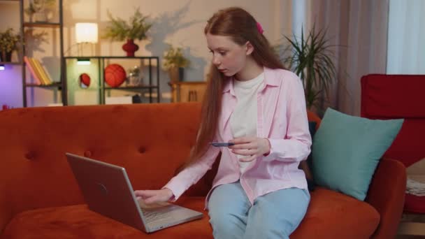 Young Redhead Child Girl Using Credit Bank Card Laptop Computer — 图库视频影像