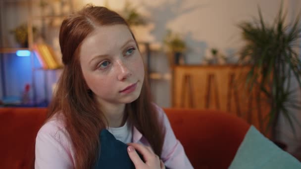Πορτρέτο Της Λυπημένης Νεαρής Γυναίκας Που Κάθεται Στο Σπίτι Φαίνεται — Αρχείο Βίντεο