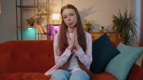 Please God Help Young Redhead Child Girl Praying Sincerely Folded — Vídeo de Stock