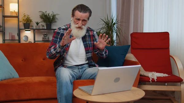 Senior Old Grandfather Sitting Couch Looking Laptop Making Video Webcam — Zdjęcie stockowe