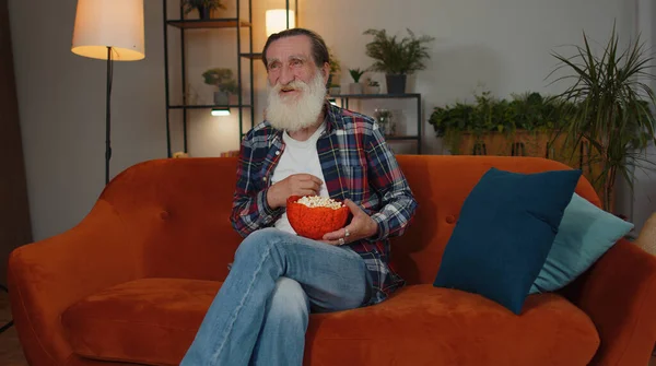 Grand Père Âgé Excité Assis Sur Canapé Manger Pop Corn — Photo