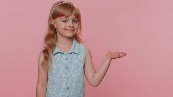 Dziewczynka Koszulce Pokazuje Kciuki Górę Wskazując Puste Miejsce Obszar Reklamowy — Wideo stockowe