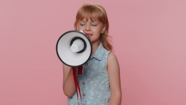 Ятнадцять Дітей Дівчинка Розмовляє Мегафоном Проголошуючи Новини Голосно Оголошуючи Попередження — стокове відео