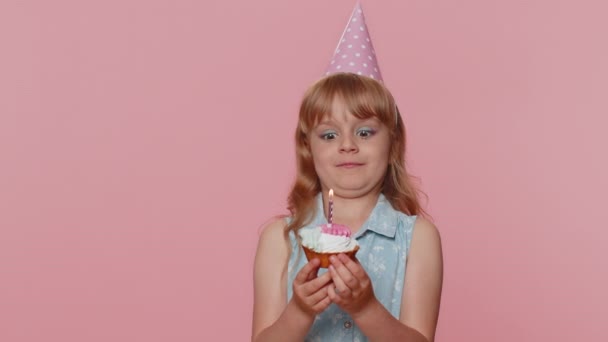 Szczęśliwy Młody Nastolatek Dziewczynka Dziecko Nosi Świąteczny Kapelusz Trzymać Babeczkę — Wideo stockowe