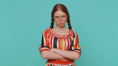 Tatminsiz kız kafasını sallıyor hayır, başarısızlık nedenini soruyor, inançsızlığını dile getiriyor, sıkılmış hissediyor, sonuç olarak hayal kırıklığına uğruyor, kötü haber. Kızıl ergen çocuk mavi stüdyoda izole edilmiş.