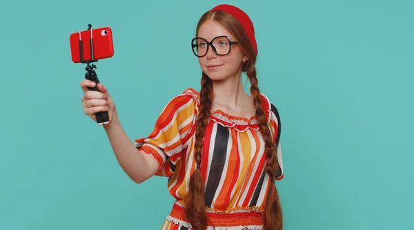 Redhead Flicka Klänning Resenär Bloggare Tar Selfie Mobiltelefon Selfie Stick — Stockfoto