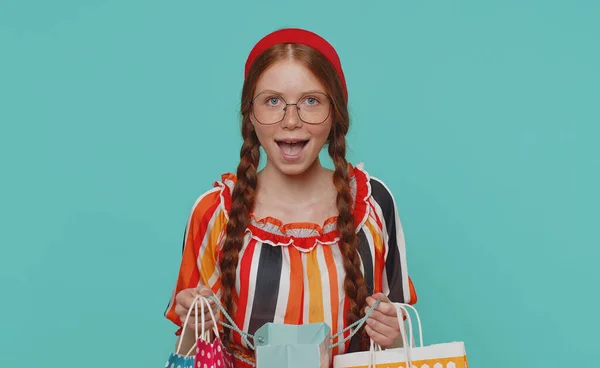 Červené Vlasy Dívka Ukazuje Nákupní Tašky Reklamní Sleva Usmívá Ohromen — Stock fotografie